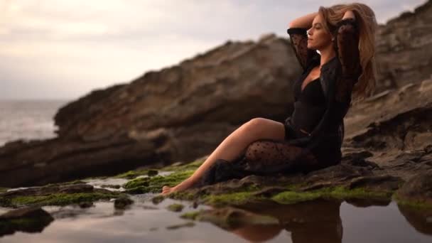 Menina Penteando Seu Cabelo Sentado Junto Mar Estilo Vida Uma — Vídeo de Stock