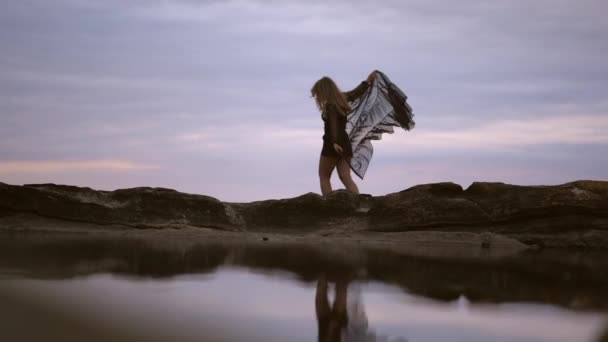 Wandelen Rotsen Jurk Verplaatsen Lifestyle Van Een Jonge Brunette Kaukasische — Stockvideo