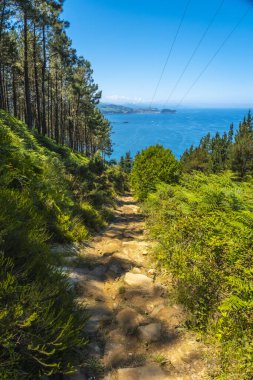 Orio, Guipuzcoa, Bask Ülkesi 'ne giden yol. San Sebastin 'den Orio kasabasına Igeldo Dağı üzerinden bir gezi.