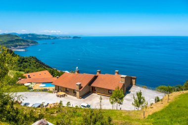 Orio, Guipuzcoa, Bask ülkesinde havuzlu güzel bir ev. San Sebastin 'den Orio Kasabası' na Igeldo Dağı 'ndan 3 arkadaşla gezintiye çıkacağız..