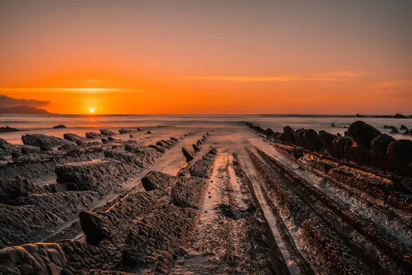 Increíble Flysch Una Hermosa Puesta Sol Sakoneta Una Playa Deba — Foto de Stock