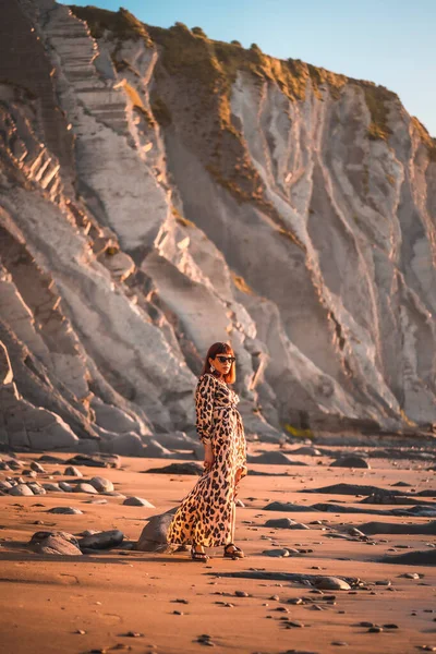 Mladá Žena Leopard Šaty Moře Při Západu Slunce — Stock fotografie