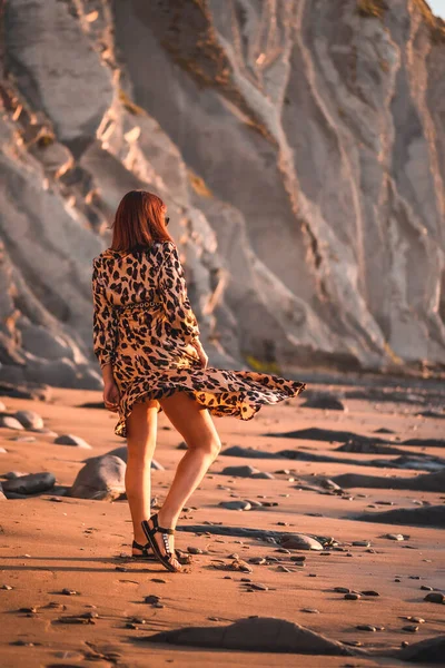 Ung Kvinna Leopardklänning Vid Havet Vid Solnedgången — Stockfoto