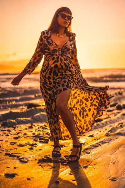 Mujer Joven Vestido Leopardo Junto Mar Atardecer — Foto de Stock