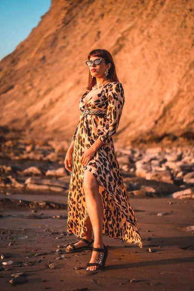 Ung Kvinna Leopardklänning Vid Havet Vid Solnedgången — Stockfoto