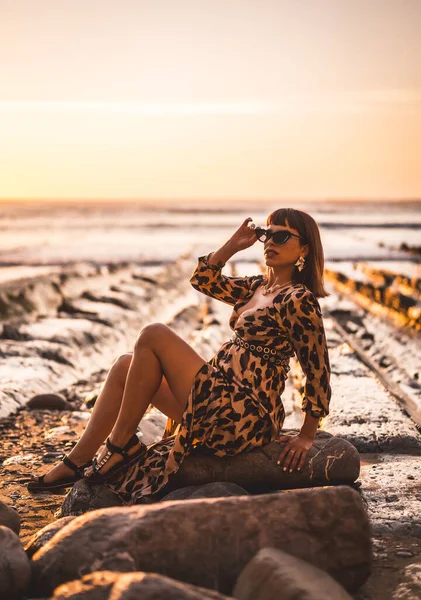 Mujer Joven Vestido Leopardo Junto Mar Atardecer — Foto de Stock