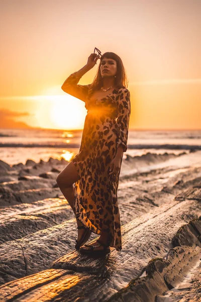 Mujer Joven Vestido Leopardo Junto Mar Atardecer —  Fotos de Stock