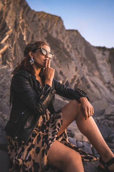 Mujer Joven Vestido Leopardo Junto Mar Atardecer — Foto de Stock