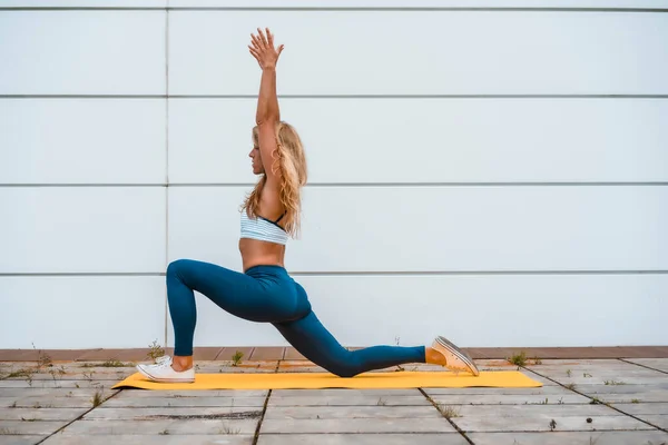 Passar Blond Kvinna Som Gör Yoga — Stockfoto