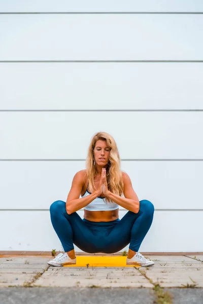 Fit Blond Vrouw Doen Yoga — Stockfoto