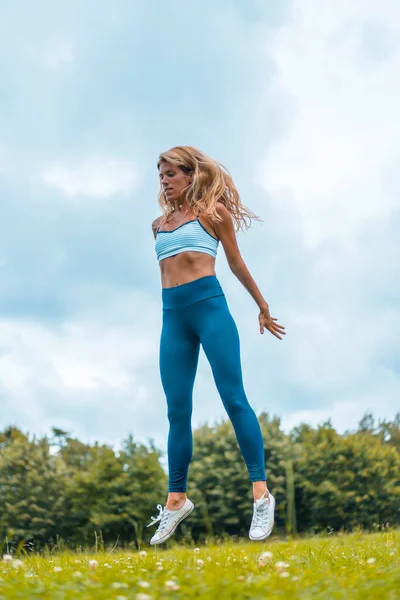 Fitness Session Med Ung Blond Kaukasiska Kvinna Tränar Naturen Med — Stockfoto