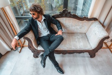 Siyah takım elbiseli çekici bir adamın portresi. 