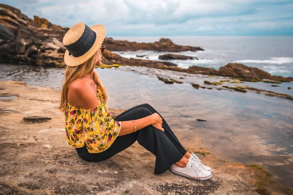 Portret Van Een Aantrekkelijke Vrouw Met Lang Blond Haar Aan — Stockfoto