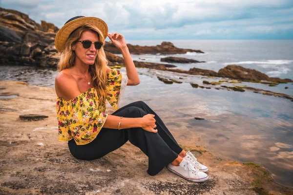 Woman Hat Posing Sea Shore Big Rocks — Stock Photo, Image