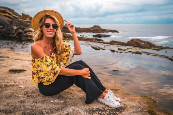 Retrato Mulher Atraente Com Longos Cabelos Loiros Costa Rochosa Moda — Fotografia de Stock