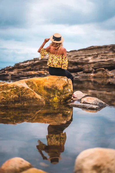 Gelukkige Relaxte Vrouw Met Hoed Rotsachtige Kust Zomervakantie Concept — Stockfoto