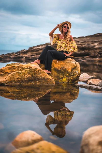 Portret Van Een Aantrekkelijke Vrouw Met Lang Blond Haar Aan — Stockfoto