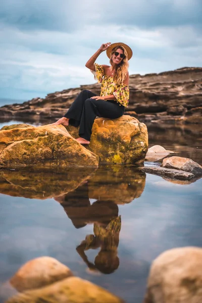 Feliz Mulher Relaxada Chapéu Costa Rochosa Conceito Férias Verão — Fotografia de Stock