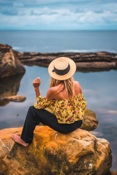 Blond Mooie Vrouw Rotsachtige Kust — Stockfoto