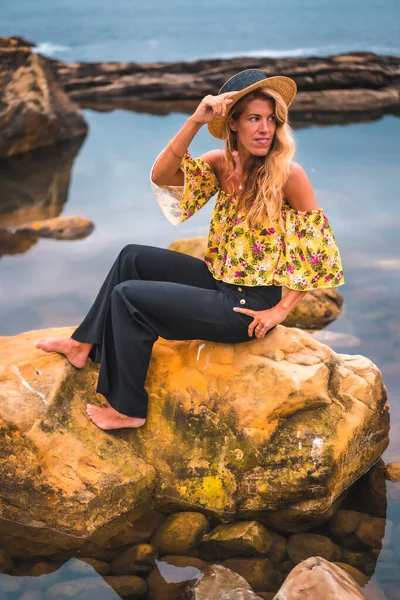 Jonge Vrouw Met Lang Blond Haar Rotsachtige Kust Bewolkte Dag — Stockfoto