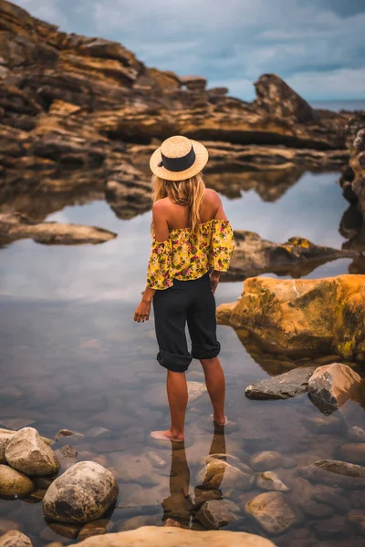 Feliz Mulher Relaxada Chapéu Costa Rochosa Conceito Férias Verão — Fotografia de Stock