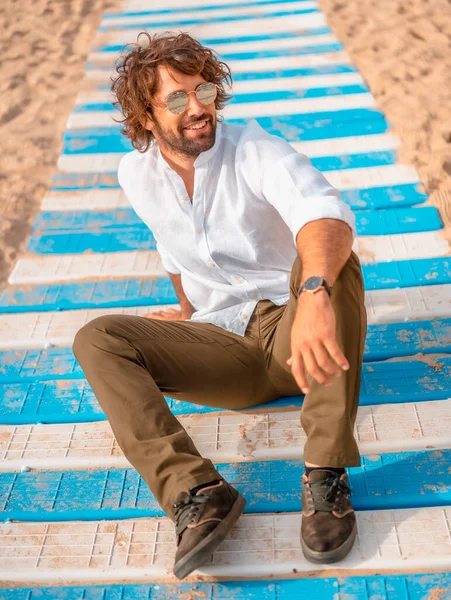 Portrét Stylového Muže Neformální Bílé Košili Písečné Pláži Koncept Letních — Stock fotografie