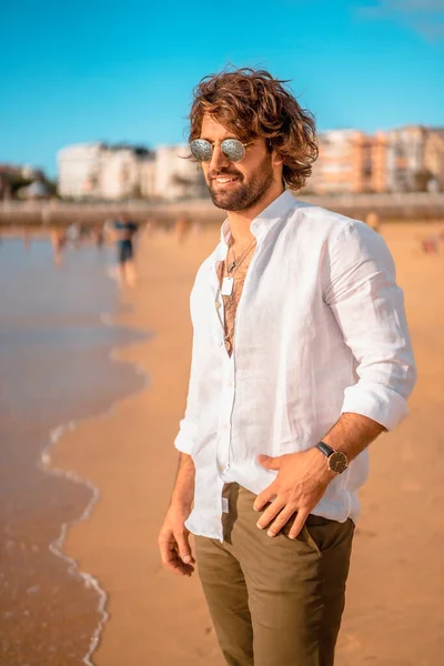 Portrét Atraktivního Muže Bílé Košili Kráčejícího Písčité Pláži — Stock fotografie