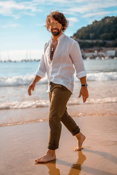 Portrait Homme Pieds Nus Chemise Blanche Marchant Sur Une Plage — Photo