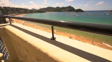 San Sebastian şehrindeki La Concha plajı, yukarıdan bakıldığında insansız hava aracı manzaralı. Donostia. Gipuzkoa, İspanya. Çıtayı terasta tepeden tırnağa çevirin