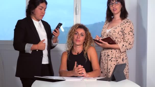 Sessão Jovens Empresários Escritório Moderno Latina Caucasiana Morenas Jovens Uma — Vídeo de Stock