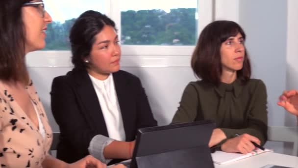 近代的なオフィスで若い起業家のセッション ラティーナと白人 若いブルネットと職場で若いブロンド 午前中のテーブルでの4人の労働者の会議の詳細 — ストック動画