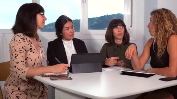 Sammanträde För Unga Företagare Det Moderna Kontoret Latina Och Kaukasier — Stockvideo