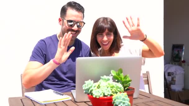 Šťastný Pár Komunikovat Přáteli Line Sedí Notebooku — Stock video