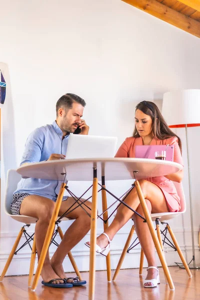 Una Pareja Trabajando Casa Chico Con Una Camisa Azul Una — Foto de Stock