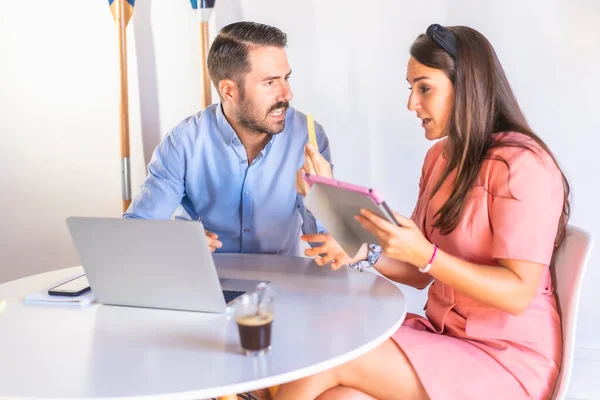 Dos Jóvenes Trabajando Desde Casa Joven Con Camisa Azul Una — Foto de Stock