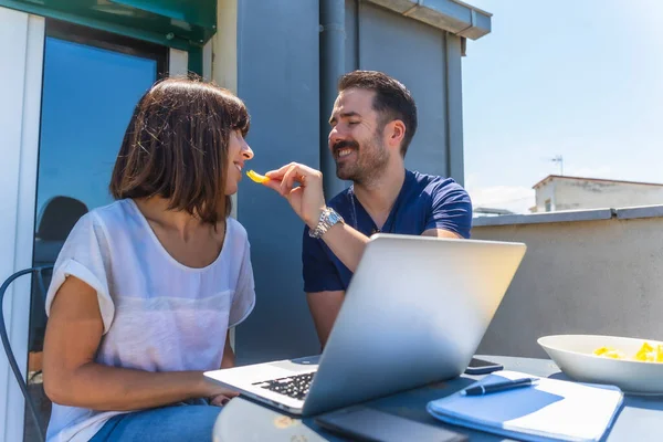 Una Pareja Confinada Casa Haciendo Una Videollamada Con Algunos Amigos — Foto de Stock