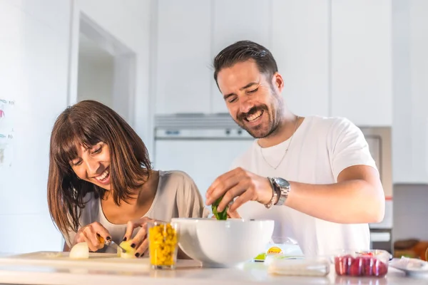 Una Pareja Caucásica Cocinando Juntos Casa Cocinando Confinamiento Cocinando Con — Foto de Stock