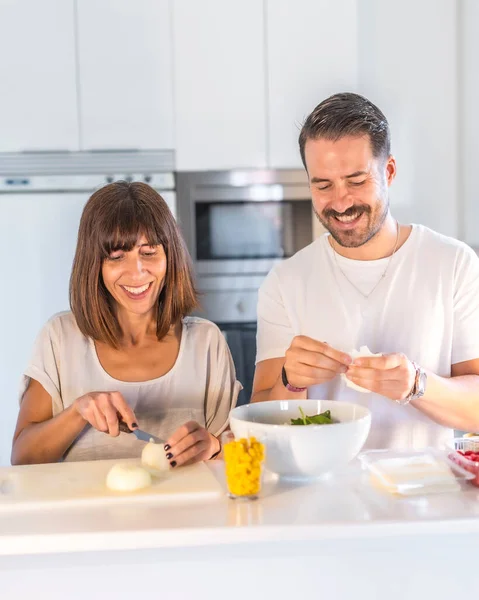 Una Coppia Caucasica Che Cucina Insieme Casa Cucina Isolamento Cucina — Foto Stock