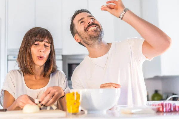 Una Pareja Caucásica Cocinando Juntos Casa Cocinando Confinamiento Cocinando Con — Foto de Stock