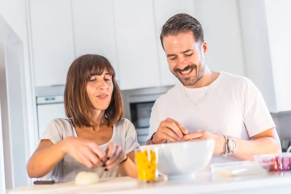 Una Pareja Caucásica Cocinando Juntos Casa Cocinando Confinamiento Cocinando Con — Foto de Stock