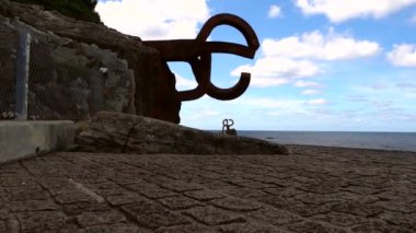 Uçak San Sebastin, Gipuzkoa 'daki Peine del Viento heykeline. Bask Ülkesi. Antiguo 'nun Eduardo Chillida mahallesindeki Ondarreta plajında.