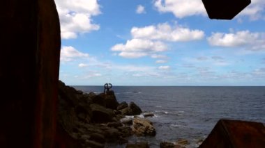 San Sebastin, Gipuzkoa 'daki Peine del Viento heykelinden çıkan uçak. Bask Ülkesi. Antiguo 'nun Eduardo Chillida mahallesindeki Ondarreta plajında.