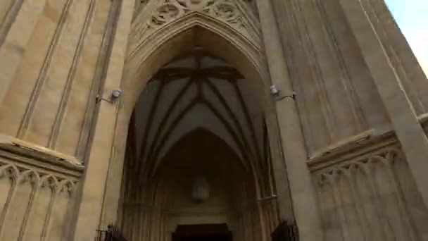 19世紀からサン シェパード大聖堂ネオゴシック良いシェパード Guipzcoa バスク州 美しい教会の中と外のハイパーラプス — ストック動画