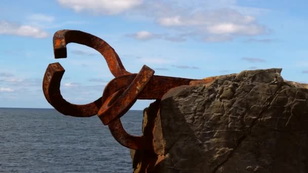 바스티 페인델 조각품의 바스크 에두아르도 길리다 해변의 온다르레 해변에서 — 비디오