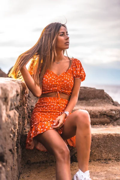 Una Giovane Donna Caucasica Bruna Abito Rosso Sulla Spiaggia Itzurrun — Foto Stock