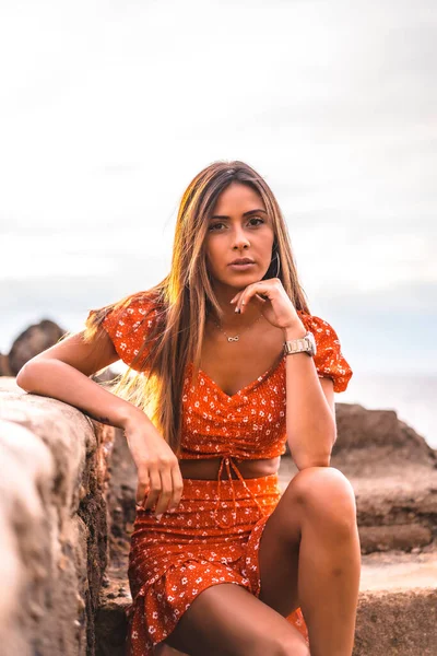 Uma Jovem Mulher Branca Morena Vestido Vermelho Praia Itzurrun Cidade — Fotografia de Stock