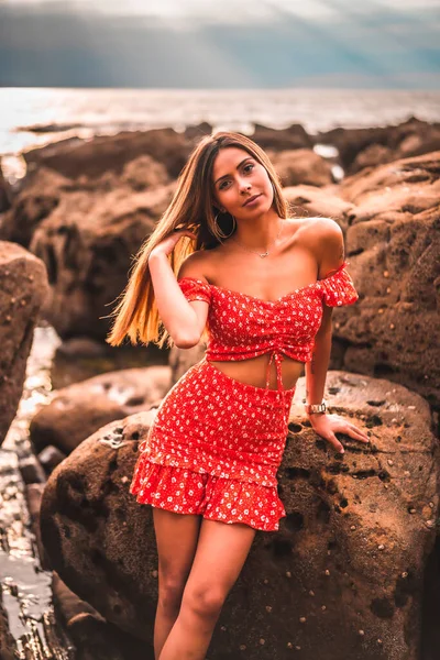 Eine Junge Brünette Kaukasierin Einem Roten Kleid Strand Von Itzurrun — Stockfoto