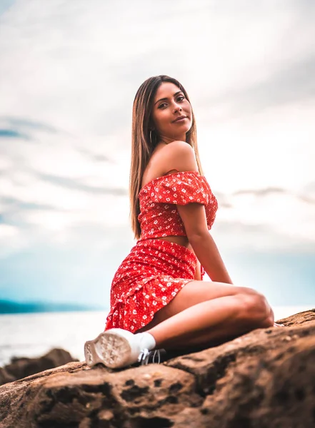 Een Jonge Brunette Kaukasische Vrouw Een Rode Jurk Het Strand — Stockfoto