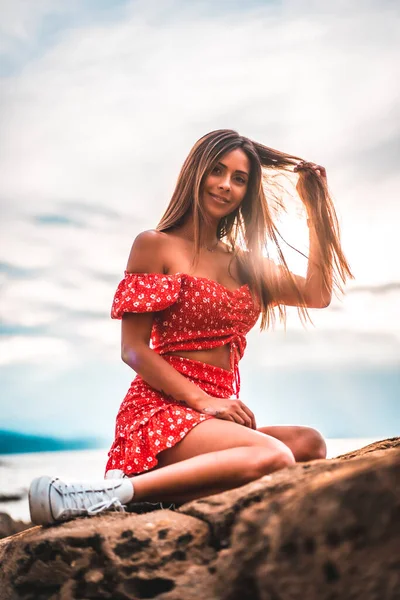 Zumaia Gipuzkoa Daki Itzurrun Plajında Kırmızı Elbiseli Esmer Bir Kadın — Stok fotoğraf