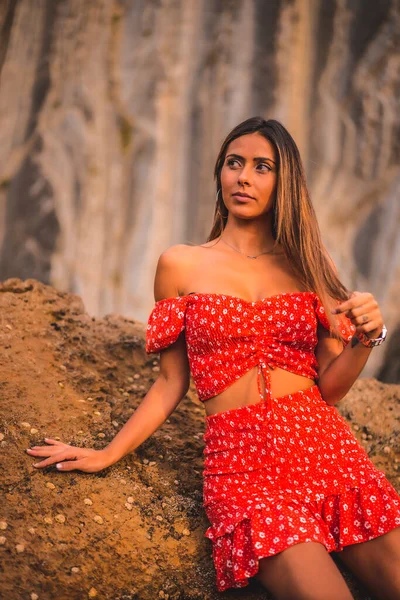Una Giovane Donna Caucasica Bruna Abito Rosso Sulla Spiaggia Itzurrun — Foto Stock